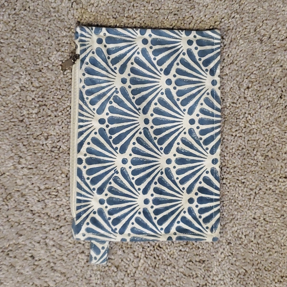 Roller Rabbit Pouch Set - Picture 4 of 5
